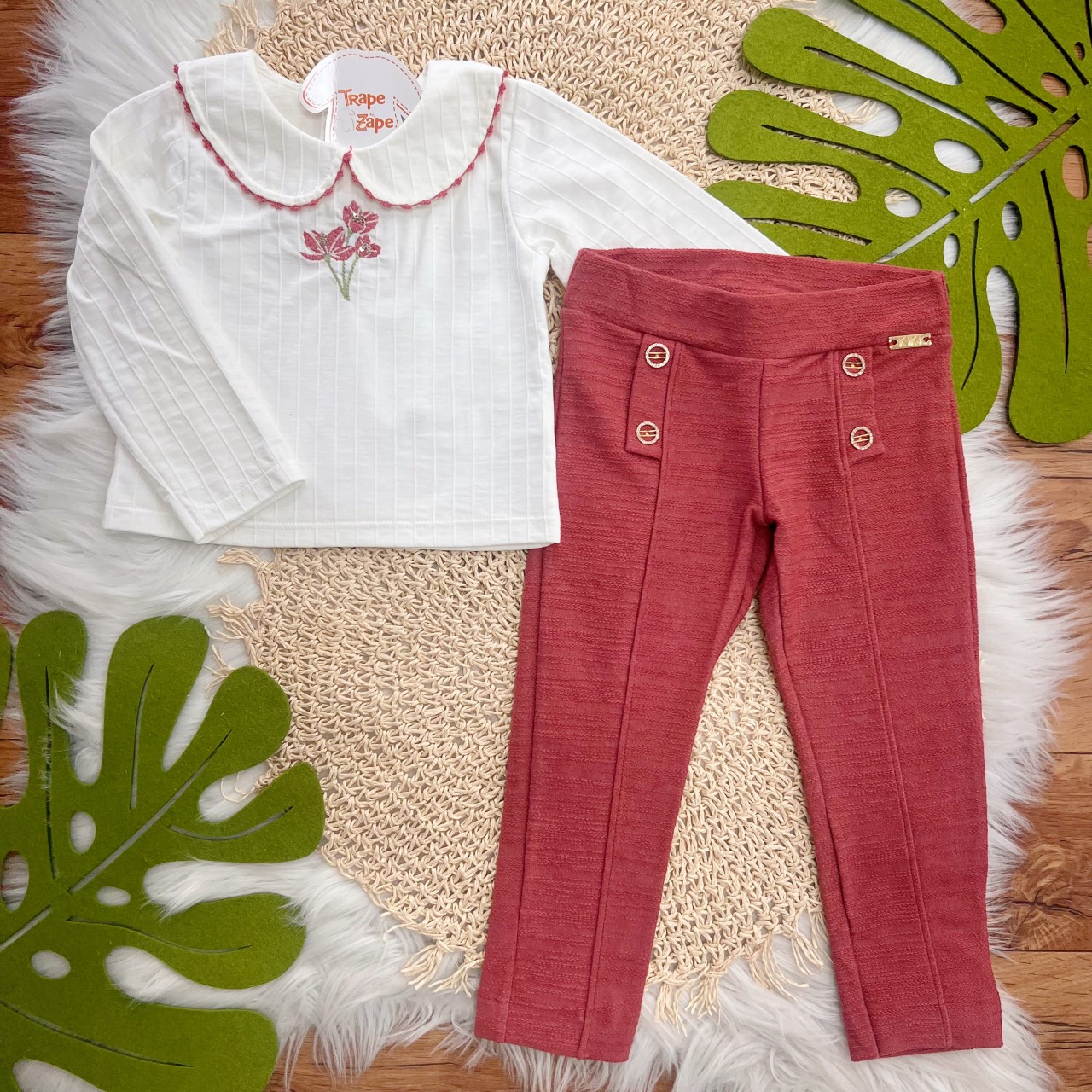Conj. Blusa Manga Longa 3 Flores Gola Bordada e Calça com Botões Dourados - Off White e Goiaba